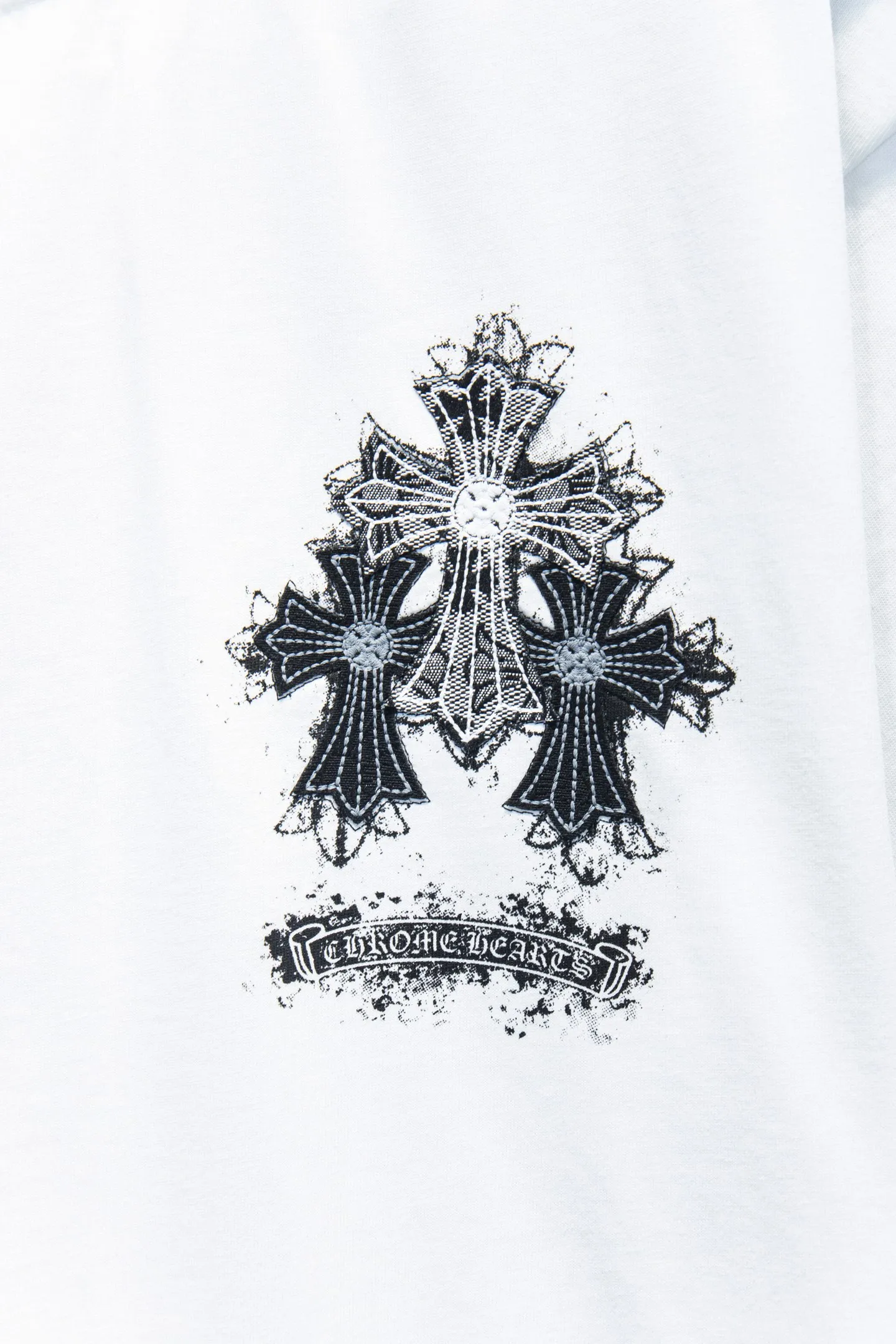 P180 🆕Chrome hearts 25ss os version is really charming and Chrome hearts are really unique. Each season's new version is made to the extreme. It is very practical and can be worn casually. Nice✔️ - ⚠️100% cotton. It is made of 32-count double yarn, 260-gram weight fabric and imported knitted needle carded cotton. It has moderate thickness, drape and contour, and the upper body is comfortable! ! It is very tolerant to fat body types and can instantly lose five pounds after wearing it!  The front and rear panels are hand-printed on the silk screen platen, and the 3D full-color scan pattern is used as film to ensure that the printing pattern is restored to the highest degree, and the printing is made to have a cracking effect and is reinforced and not easy to fall off. The upper and lower LOGO printing has a strong touch texture. The printing material uses environmentally friendly active water slurry and anti-sublimation liquid for the base. The garments can withstand washing without stripping. The addition of handmade elements to the body of the garment greatly increases the interest of the garment and creates a unique visual effect. After special treatment, a unique effect is formed. An irregular hem is added to the version. This year's Kroxin is the main version. In the past two years, the oversize version has become the focus of the trend and has been a popular staple in the past two years. The change of designers has made this brand an instant hit. The progressive fashion of the times also needs the blood impact of fresh elements and trendy designs in order to continue its glory! It’s stylish both inside and outside, a must-have for high street travel! An absolute "eye-catching style" that can match couples 💏 Color: Black White Size: S M L XL